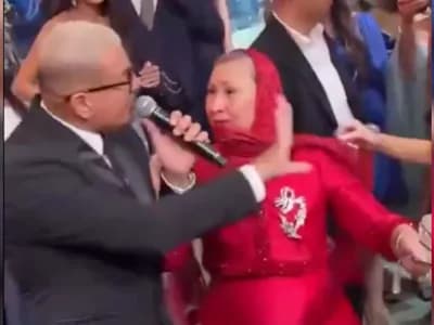 والدة العروس تمسك ذراع عمرو دياب وترفض الابتعاد.. رد فعله يذيب القلوب!