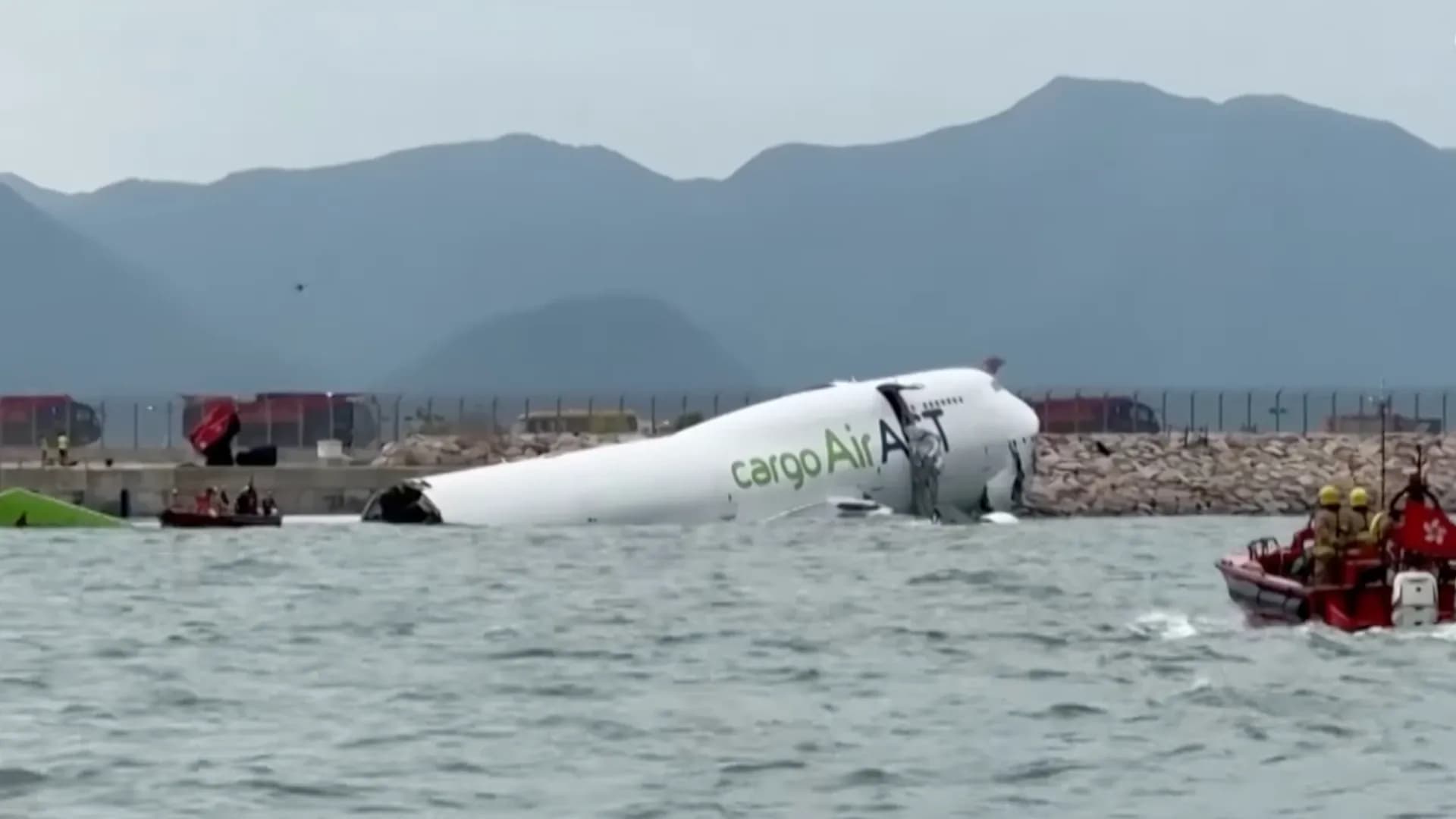 شاهد.. جنوح طائرة وسقوطها في البحر أثناء هبوطها في هونغ كونغ