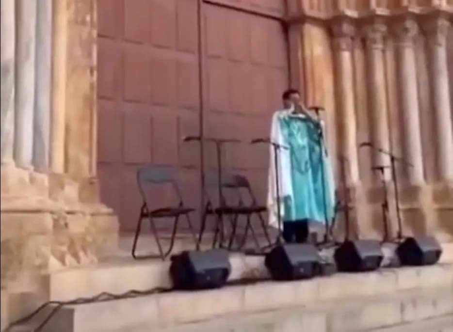 ما حقيقة الفيديو عن اعتناق قس برتغالي للاسلام ورفعه الاذان في كنيسة؟