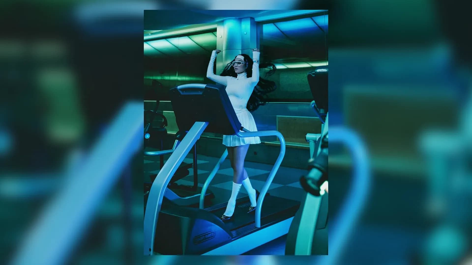 هيفاء وهبي تخطف الانظار بفستان قصير وكعب عال على التريدميل!.. فيديو