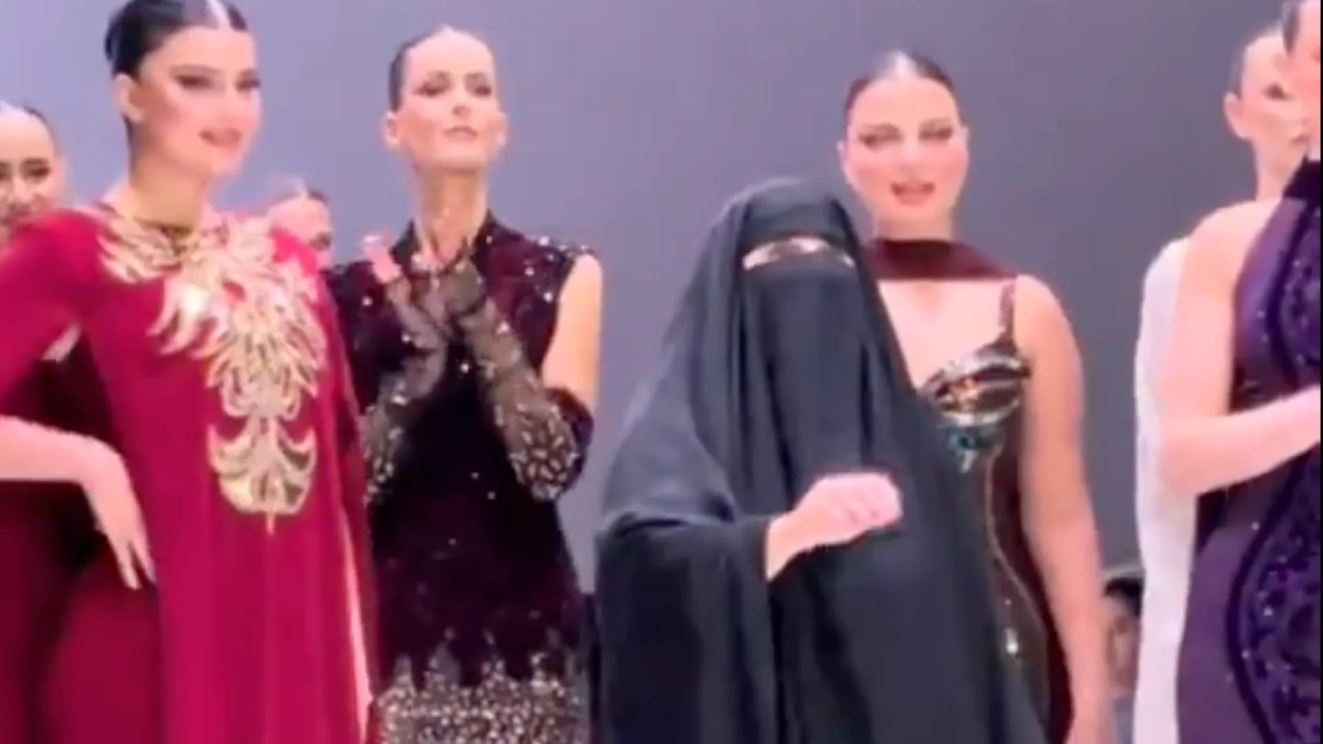  الكويتية ابتسام الهاجري تخطف الأنظار بظهورها بالنقاب على منصة الرياض للازياء!.. فيديو
