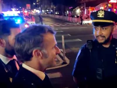 ماكرون يضطر للنزول من سيارته والتحدث للشرطة بعد ايقاف موكبه في نيويورك... فيديو