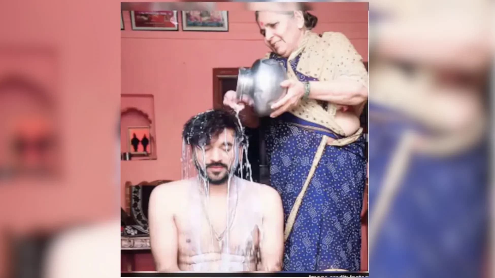 رجل يحتفل بطلاقه بحمام حليب وقالب حلوى.. فيديو