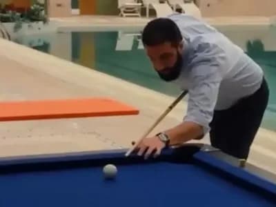 بعد الفروسية وكرة السلة.. احمد الشرع يستعرض مهاراته في البلياردو