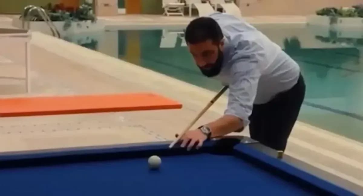 بعد الفروسية وكرة السلة.. احمد الشرع يستعرض مهاراته في البلياردو