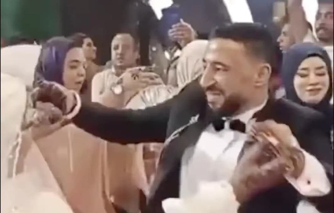 فيديو محزن.. وفاة شاب مصري بشكل مفاجىء في حفل زفافه