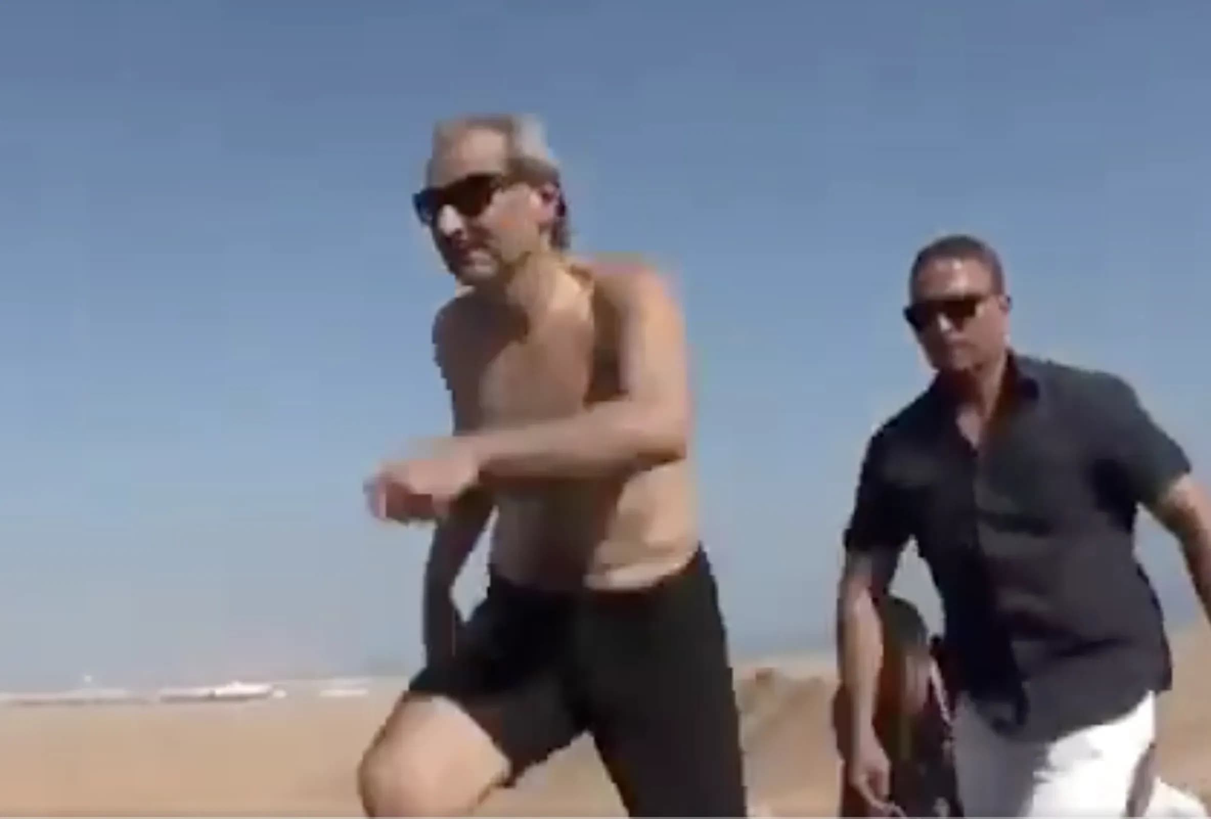 الوليد بن طلال يتسلق قمة جبلية برشاقة لافتة رغم بلوغه السبعين.. فيديو