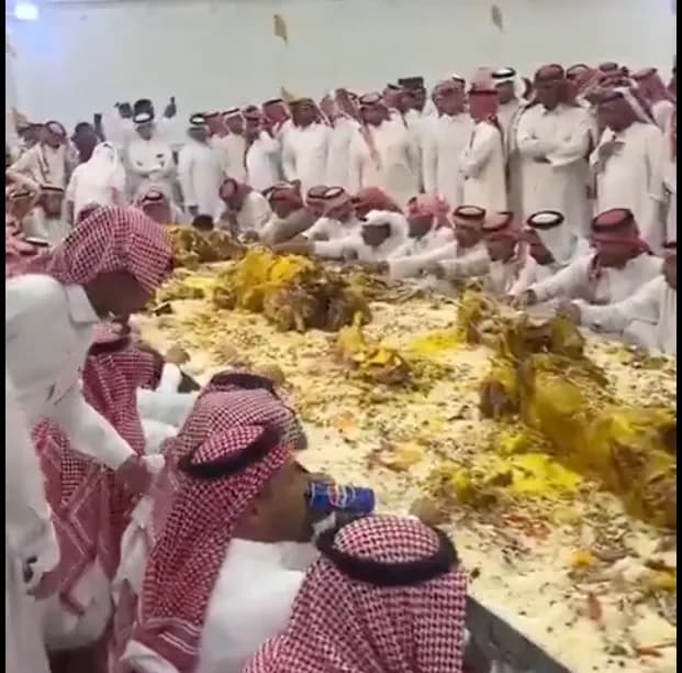 وليمة ضخمة من احد الاعراس الخليجية تثير الجدل.. فيديو