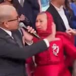 والدة العروس تمسك ذراع عمرو دياب وترفض الابتعاد.. رد فعله يذيب القلوب!