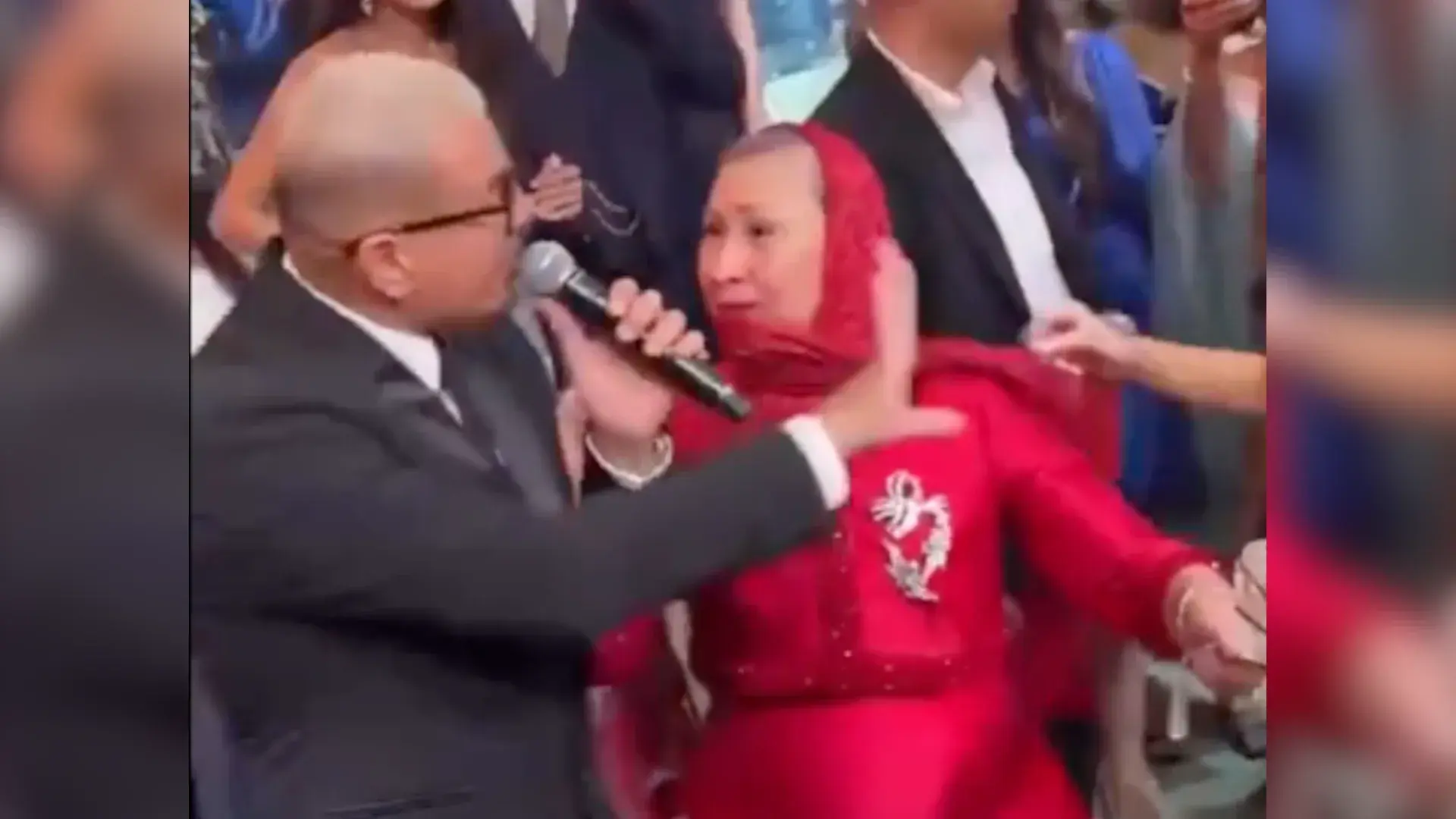 والدة العروس تمسك ذراع عمرو دياب وترفض الابتعاد.. رد فعله يذيب القلوب!