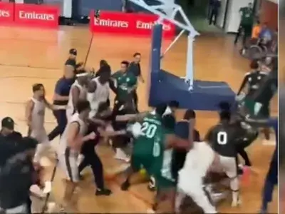 مباراة كرة سلة تتحول الى حلبة مصارعة في السعودية.. فيديو