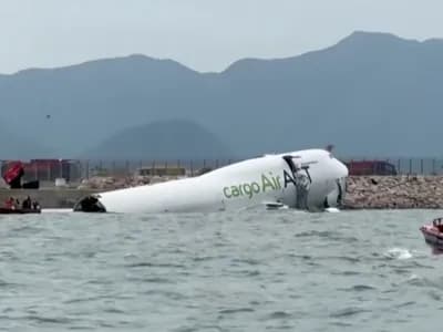 شاهد.. جنوح طائرة وسقوطها في البحر أثناء هبوطها في هونغ كونغ