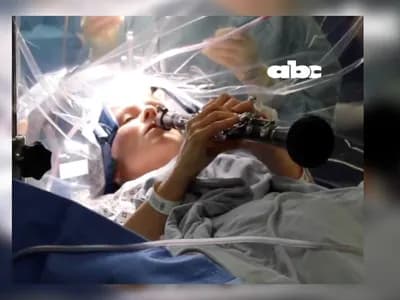 مريضة باركنسون تعزف الكلارينيت أثناء خضوعها لعملية جراحية.. فيديو