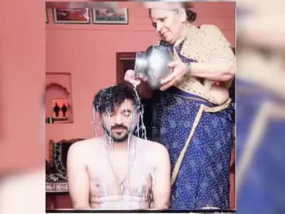 رجل يحتفل بطلاقه بحمام حليب وقالب حلوى.. فيديو