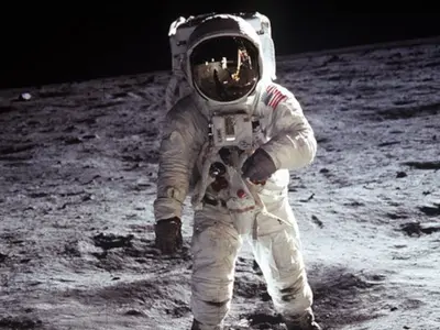 كيم كارداشيان والهبوط على القمر: جدل جديد يعيد إحياء نظريات المؤامرة